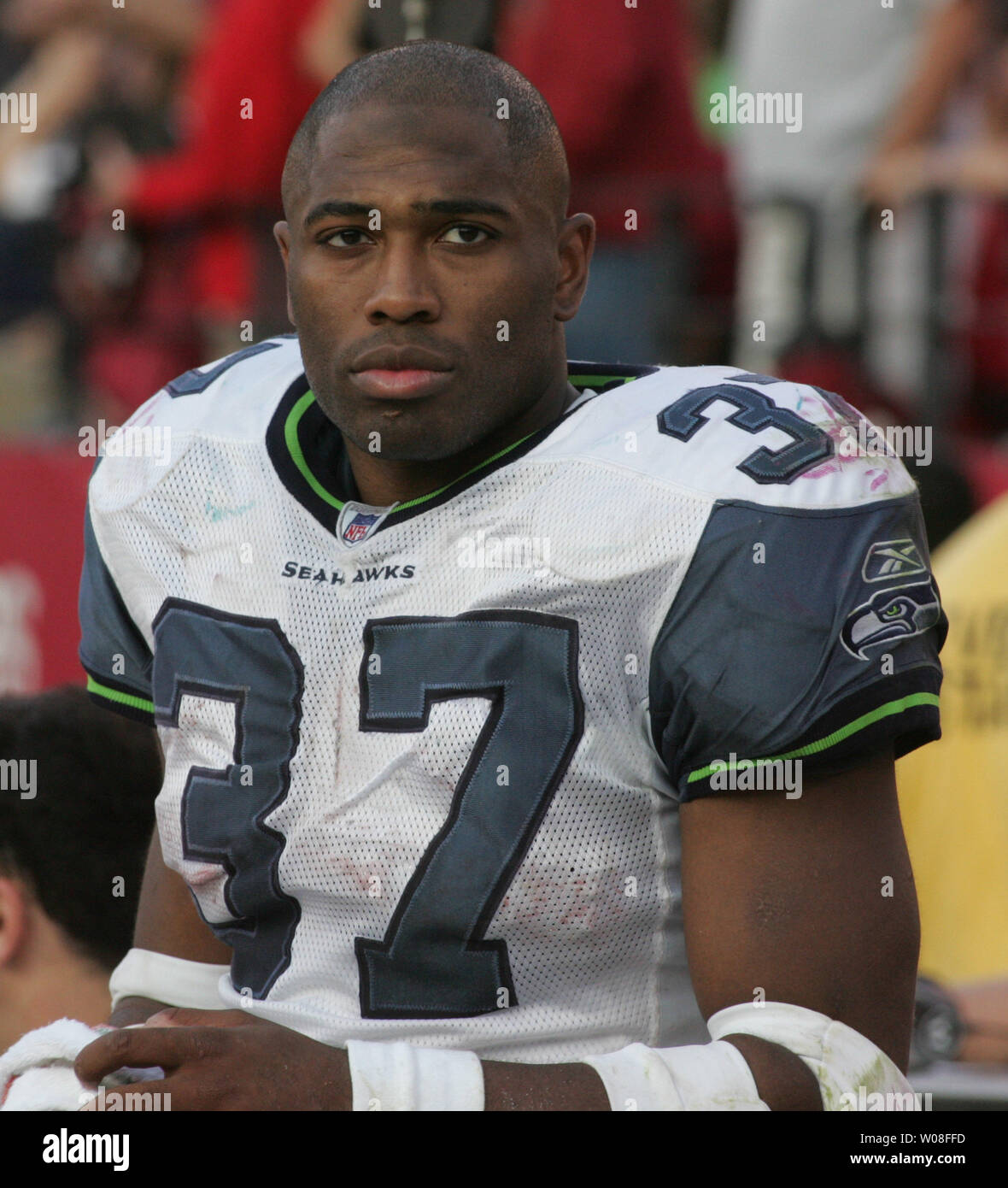 Seattle seahawks shaun alexander 37 hi-res stock photography and