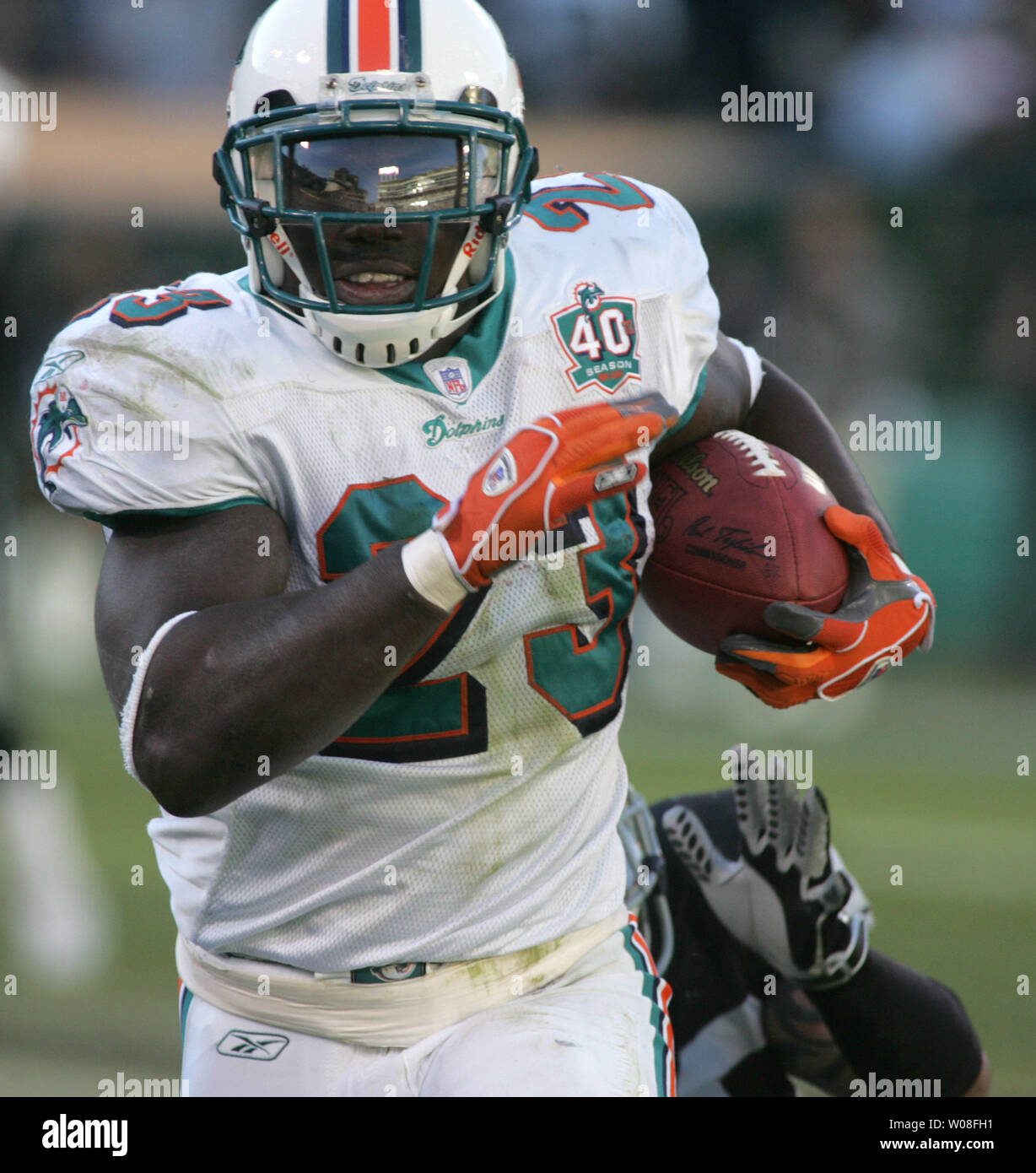  Ronnie Brown 2005 UD Rookie Debut Saturday Swatches College  Game Worn Jersey #SA-RB - Miami Dolphins, Auburn Tigers : Sports & Outdoors
