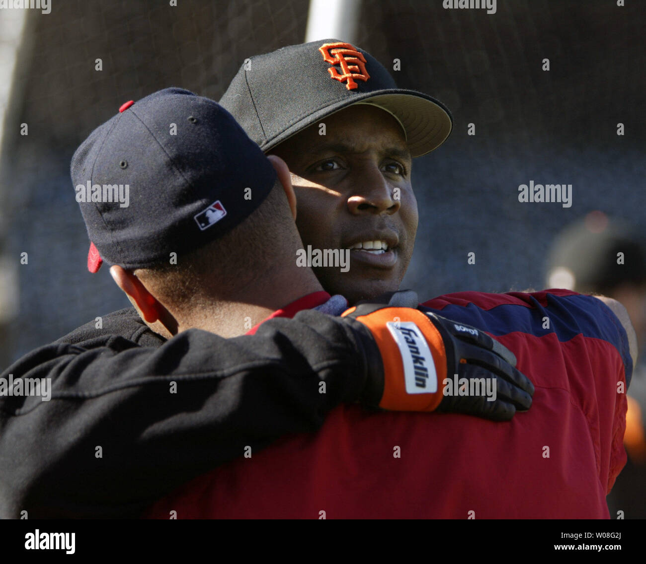 San Francisco Giants Barry Bonds hugs St. Louis Cardinals Albert Pujols at batting practice before their game at AT&T Park in San Francisco on May 23, 2006.  (UPI Photo/Bruce Gordon) Stock Photo