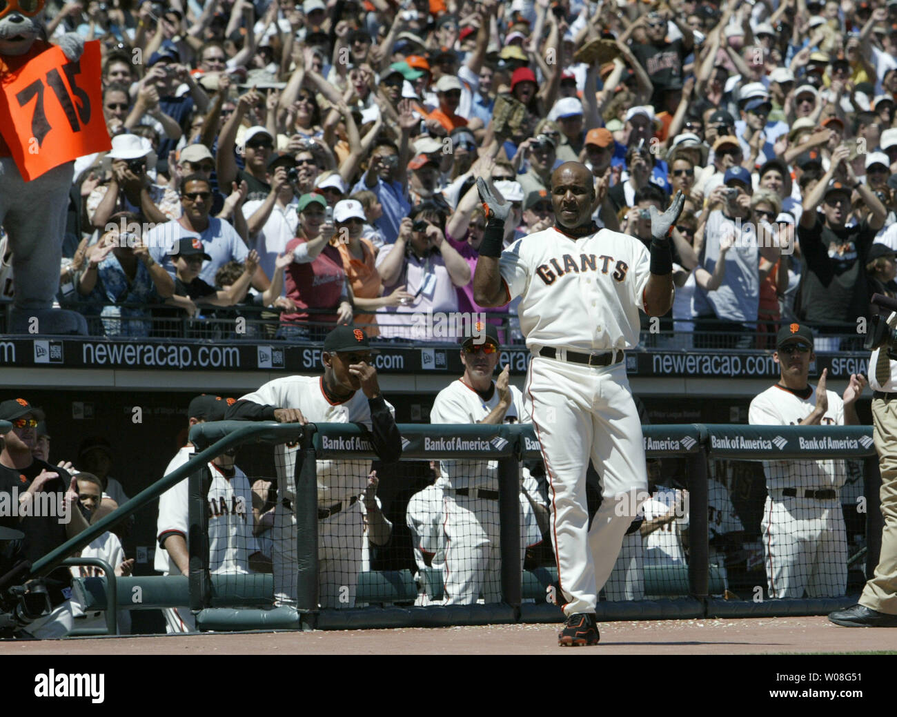 San Francisco Giants Barry Bonds makes a curtain call after hitting career home run number 715 off the Colorado Rockies pitcher Byung-Hyun Kim at AT&T Park in San Francisco on May 28, 2006. Bonds has passed Babe Ruth to be second only to Hank Aaron.  (UPI Photo/Bruce Gordon) Stock Photo