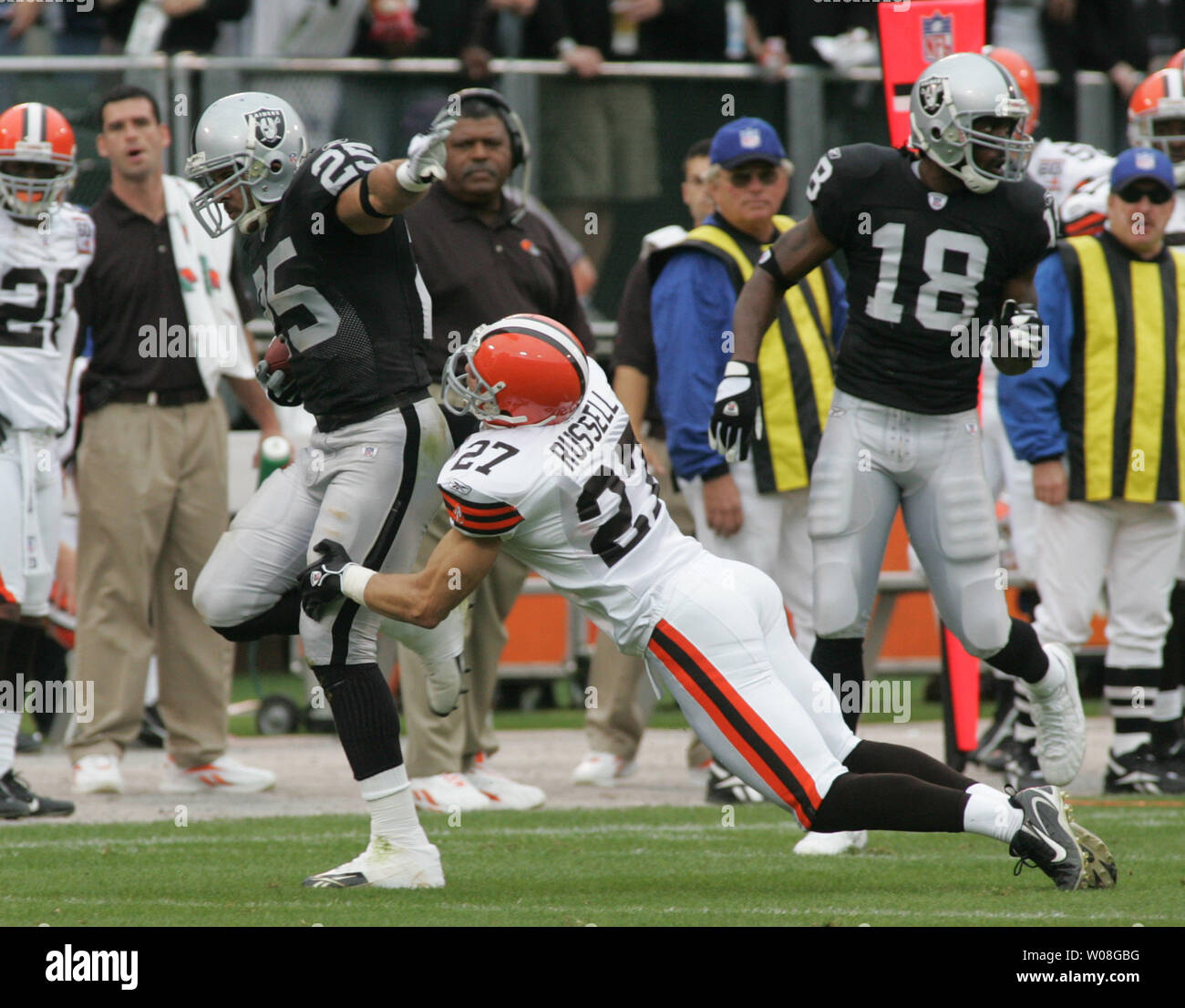 Justin Fargas of the Oakland Raiders dives into the endzone for a News  Photo - Getty Images