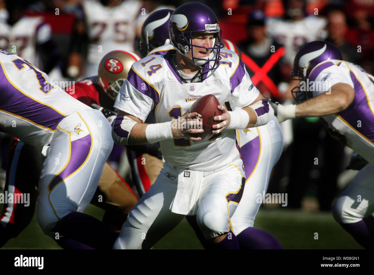 Minnesota Vikings QB Brad Johnson (14) looks to hand off in the first