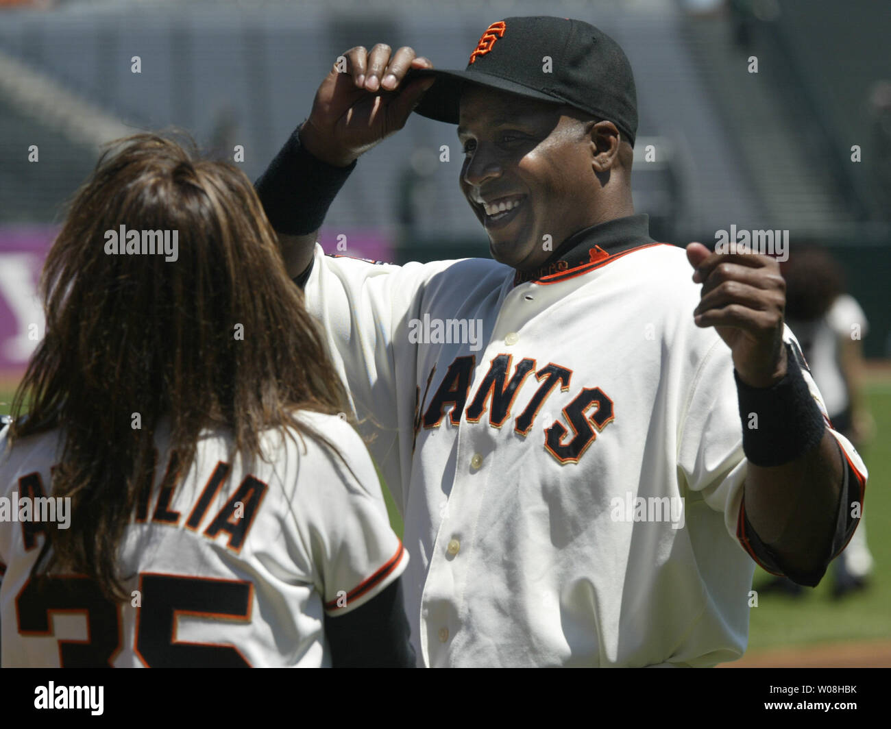 San Francisco Giants' Barry Bonds (R) laughs with Rich Aurilia's wife