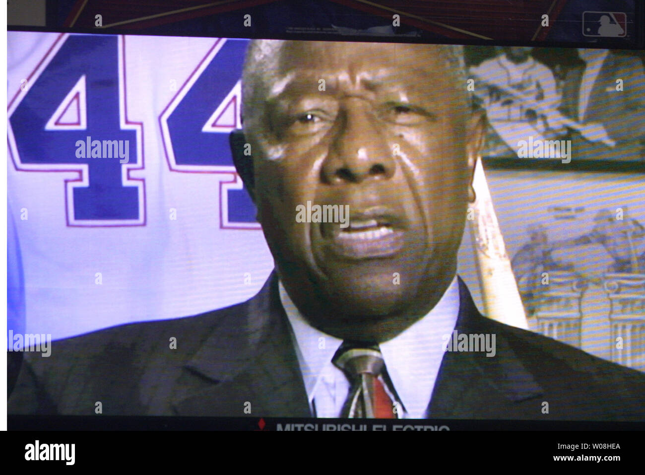 Hank Aaron speaks to Barry Bonds on the scoreboard after Bonds broke