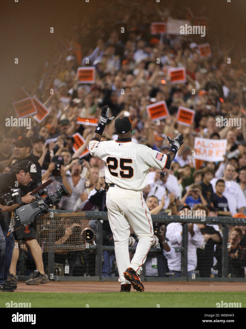 Curtain call at AT&T for Barry Bonds as Giants retire No. 25