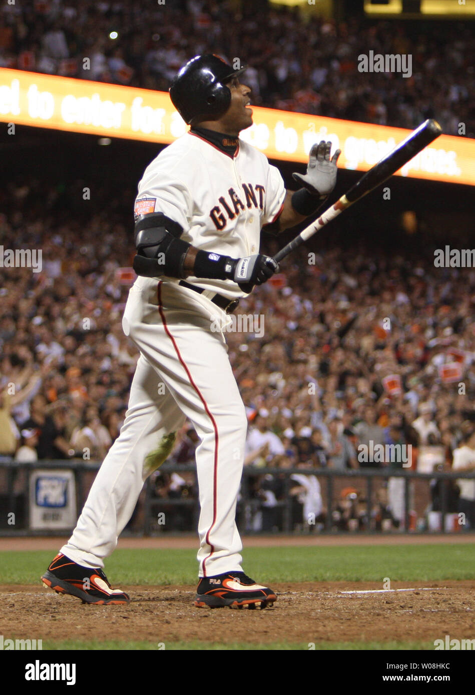 Barry bonds bat giants hi-res stock photography and images - Alamy
