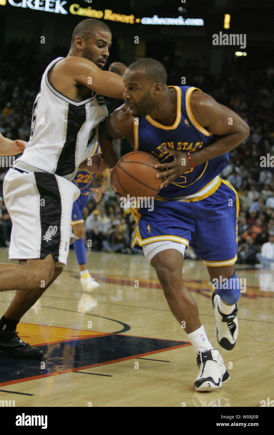 Golden State Warriors Baron Davis (R) drives around San Antonio Spurs Ime Udoka in the fourth quarter at the Oracle Coliseum in Oakland, California on December 11, 2007.  (UPI Photo/Terry Schmitt) Stock Photo