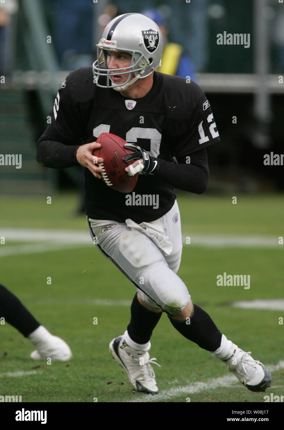 Oakland Raiders QB Josh McCown rolls out looking for a receiver in the  second quarter at Oracle Coliseum in Oakland, California on December 16,  2007. The Colts defeated the Raiders 21-14. (UPI