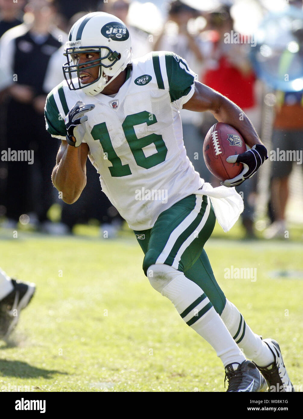 New York Jets WR Brad Smith turns the corner on an end around against the Oakland Raiders at the Oakland Coliseum in Oakland, California on October 19, 2008. The Raiders won 16-13 in overtime.  (UPI Photo/Terry Schmitt) Stock Photo
