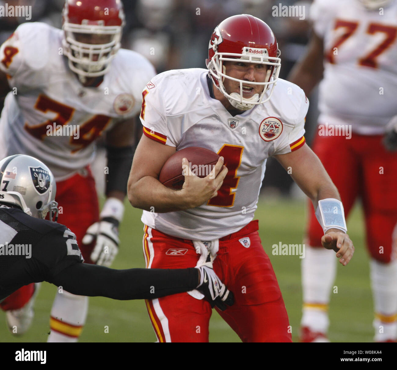 Kansas City Chiefs QB Tyler Thigpen races up the middle against the  Oakland Raiders on a quarterback draw in the third quarter at the Oakland Coliseum in Oakland, California on November 30, 2008. The Chiefs defeated the Raiders 20-13.   (UPI Photo/Terry Schmitt) Stock Photo