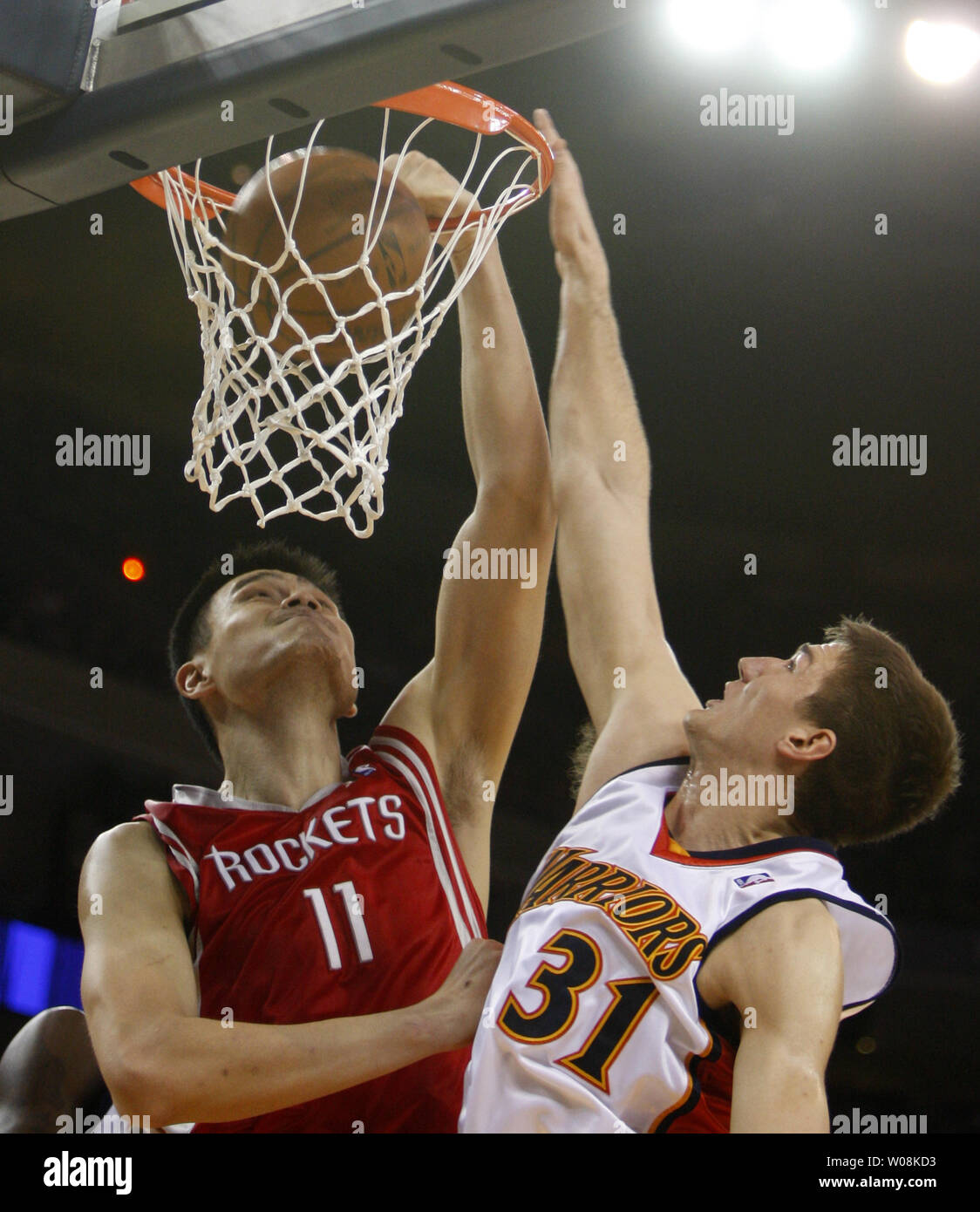 yao ming next to hoop