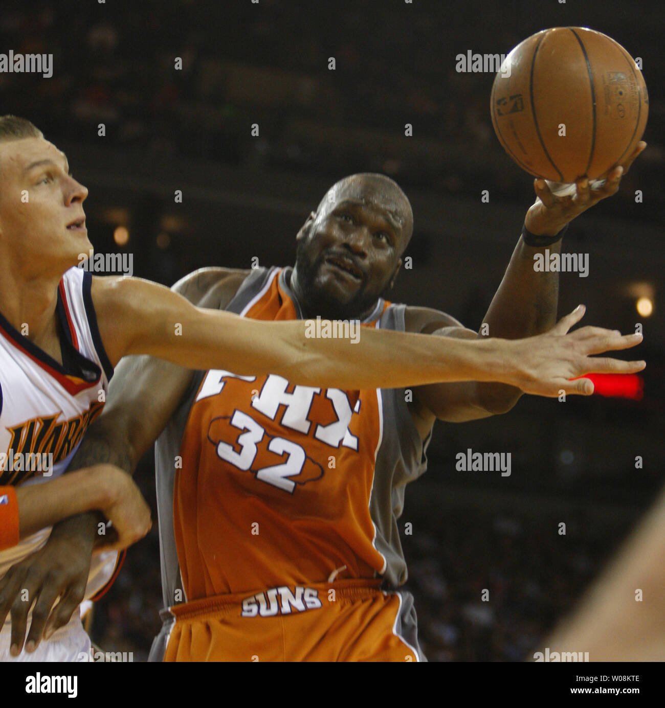 Basketball buzzer beater shot Stock Photo - Alamy