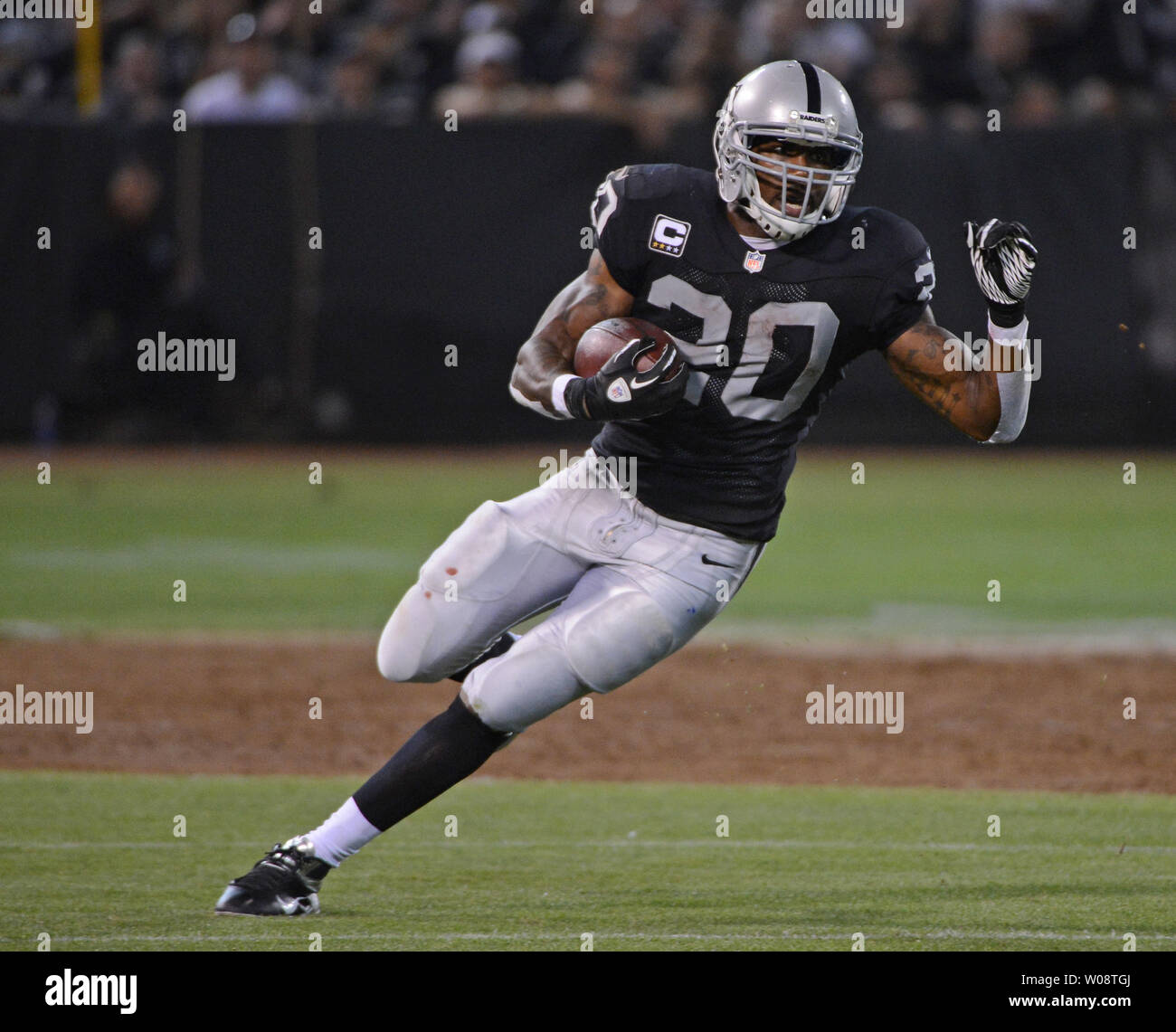 Raiders RB Darren McFadden runs right into Broncos' orange wall