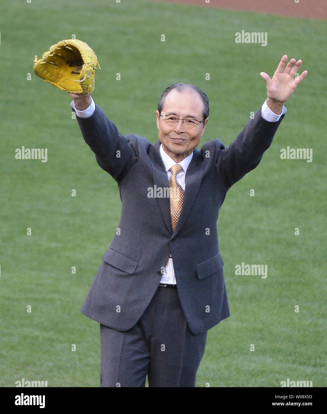 Los Angeles, California, USA. 21st Mar, 2017. (L-R) Hideo Nomo, Tommy  Lasorda WBC : Hideo Nomo throws out the ceremonial first pitch before the  2017 World Baseball Classic Semifinal game between United