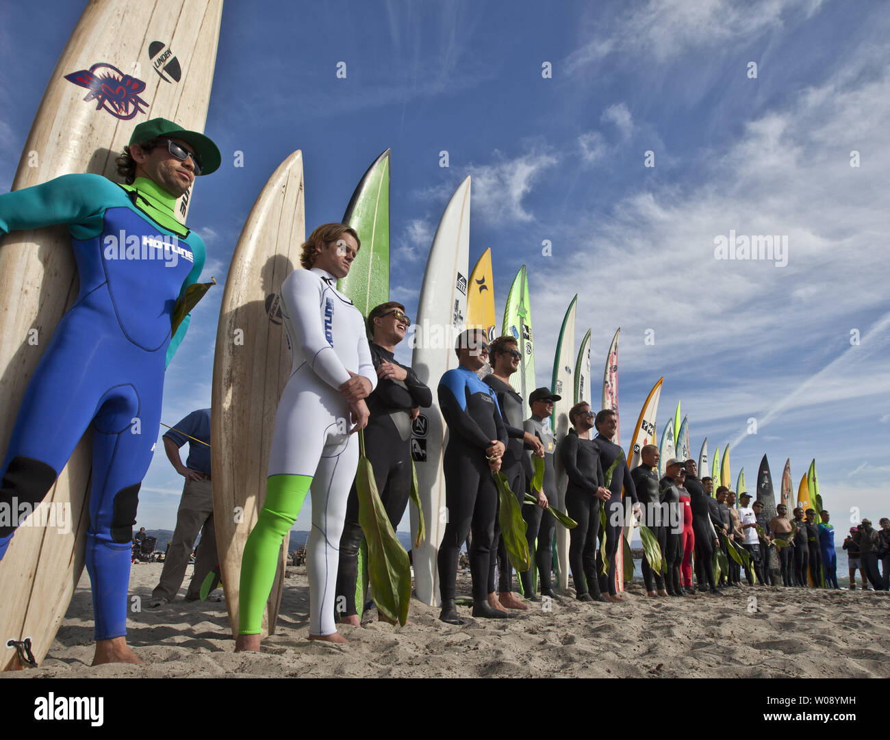 Competing surfers hi-res stock photography and images - Alamy