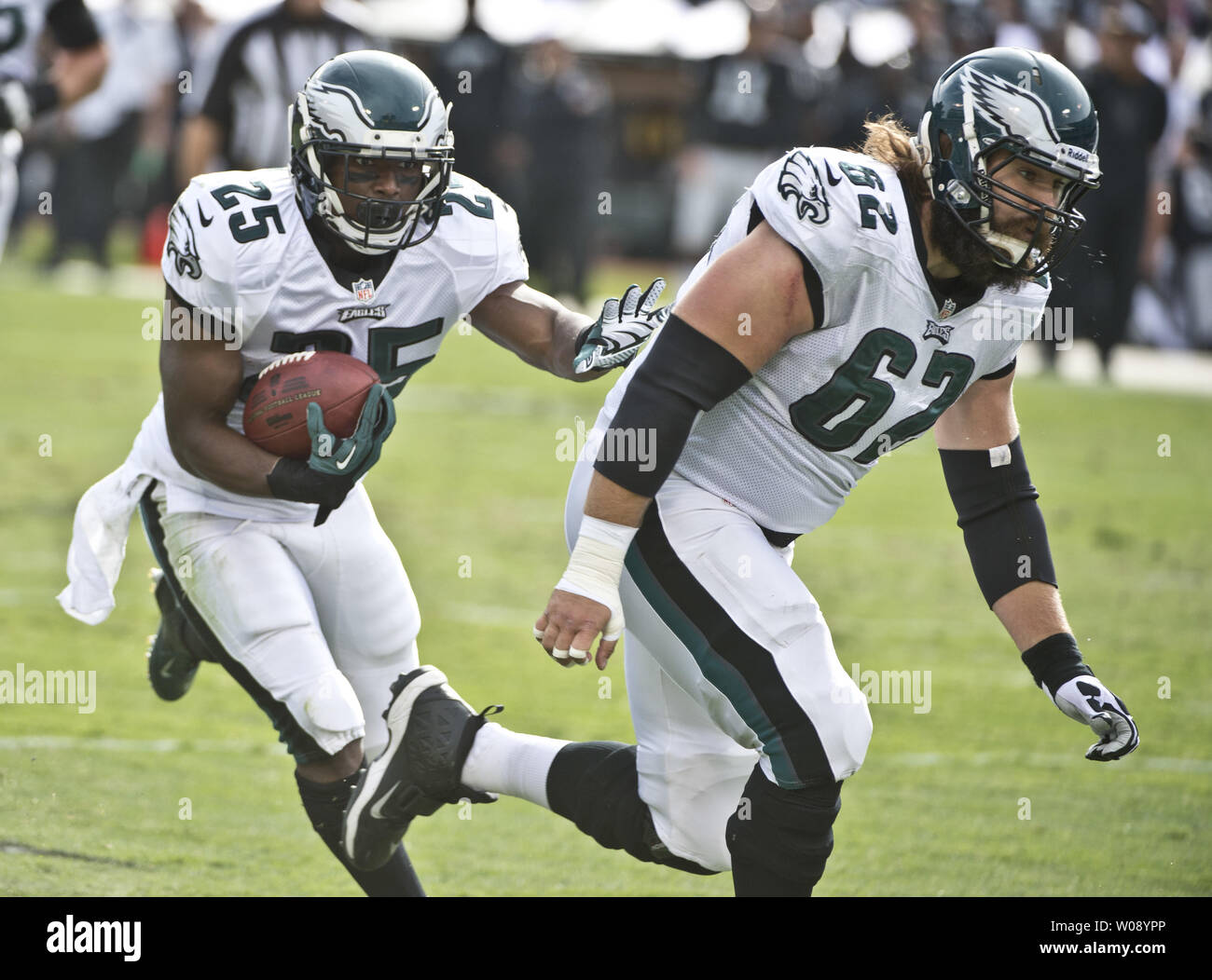 Philadelphia Eagles RB LeSean McCoy (25) takes a Nick Foles ...
