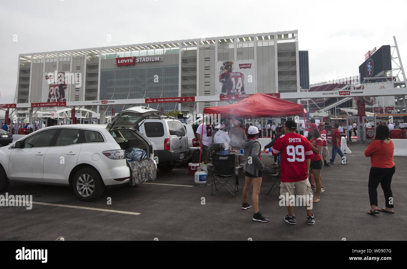 Nfl football stadium tailgating hires stock photography and images Alamy