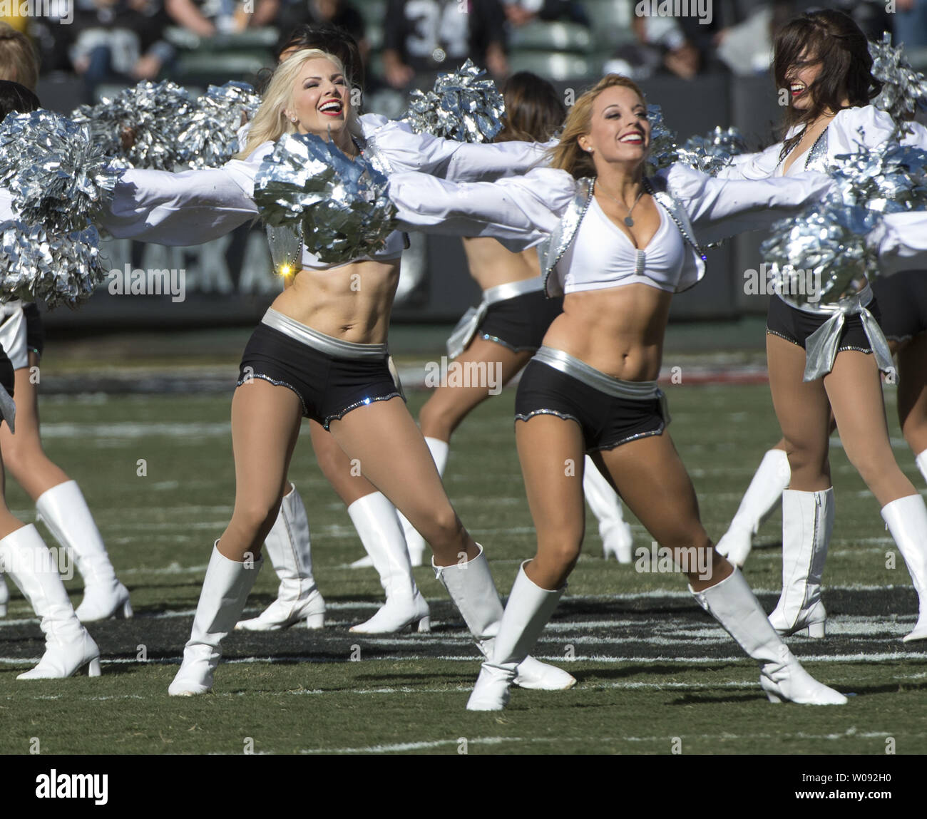 Oakland raiders cheerleaders hi-res stock photography and images - Alamy