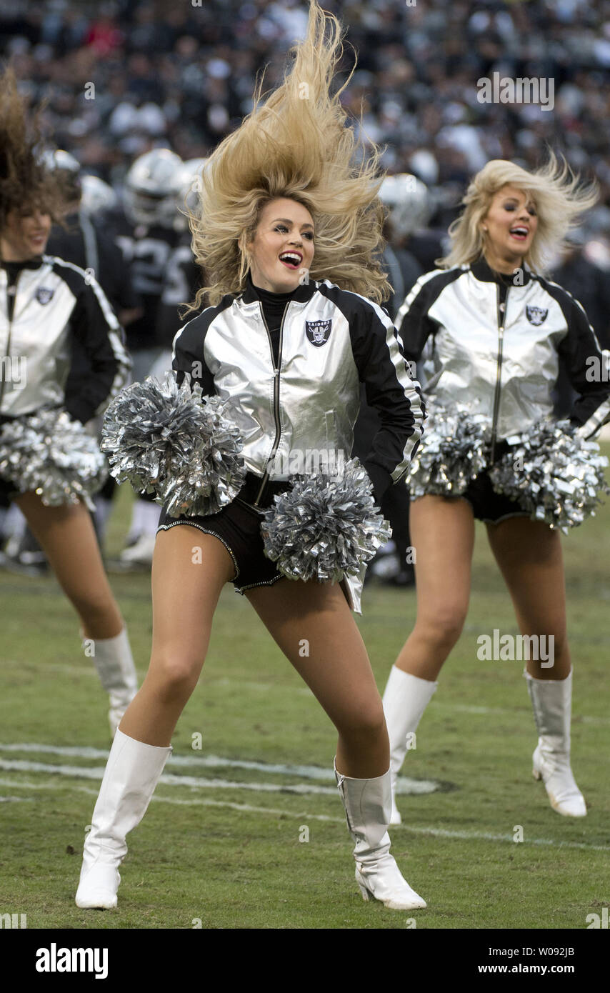 Oakland raiders cheerleaders hi-res stock photography and images - Alamy