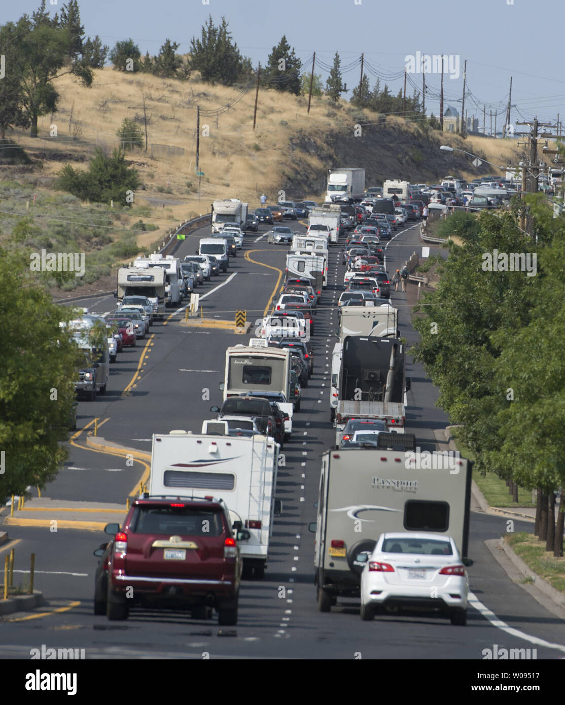 https://c8.alamy.com/comp/W09517/post-eclipse-exodus-brings-traffic-to-stop-and-crawl-in-madras-oregon-on-august-21-2017-highway-97-south-moved-less-than-5-mph-for-hours-tens-of-thousands-from-all-over-the-world-descended-on-this-little-town-to-witness-the-total-solar-eclipse-photo-by-terry-schmittupi-W09517.jpg