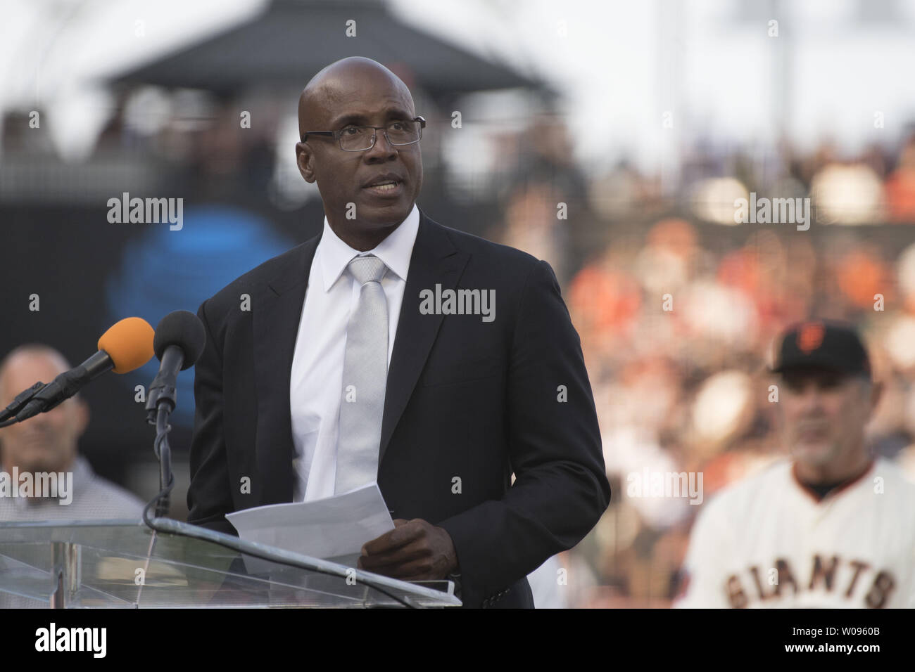 Former San Francisco Giants player Barry Bonds speaks to fans during a