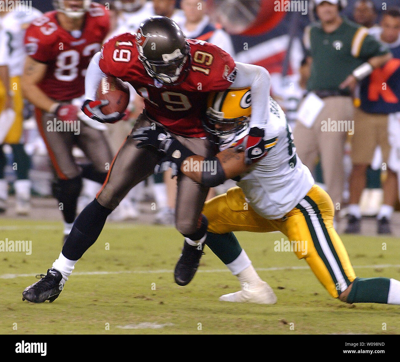 Tampa Bay Buccaneers' wide receiver Keyshawn Johnson (19) tries to