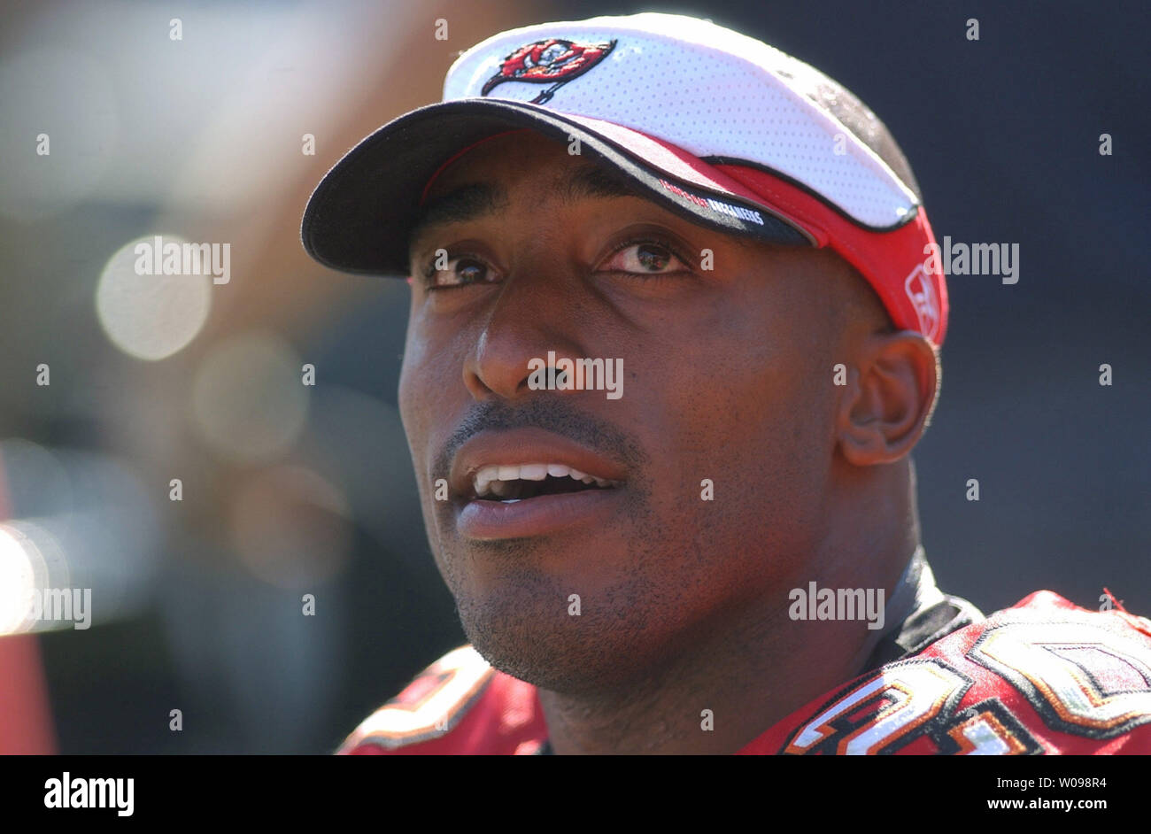 Tampa Bay Buccaneers Ronde Barber chases New York Giants Victor