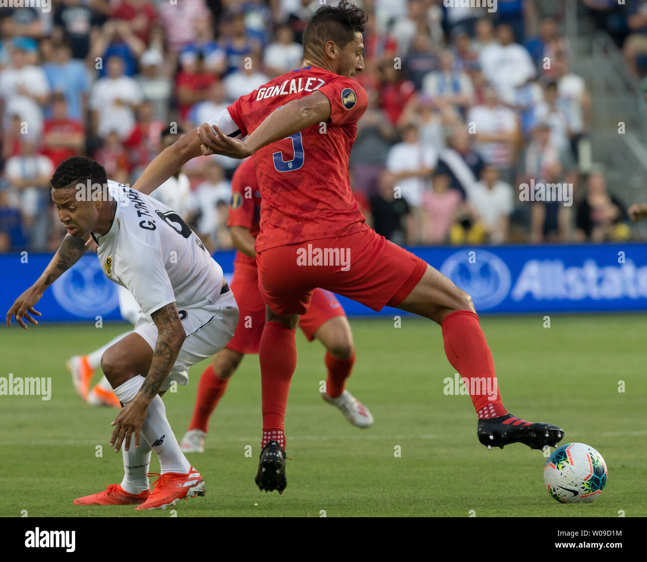 Kansas City, Kansas, USA. 25th June, 2019. USMNT defender Omar Gonzalez #3 (r) gains the defense over Panama forward Gabriel Torres #9 (l) during the first half of the game. Credit: Serena S.Y. Hsu/ZUMA Wire/Alamy Live News Stock Photo