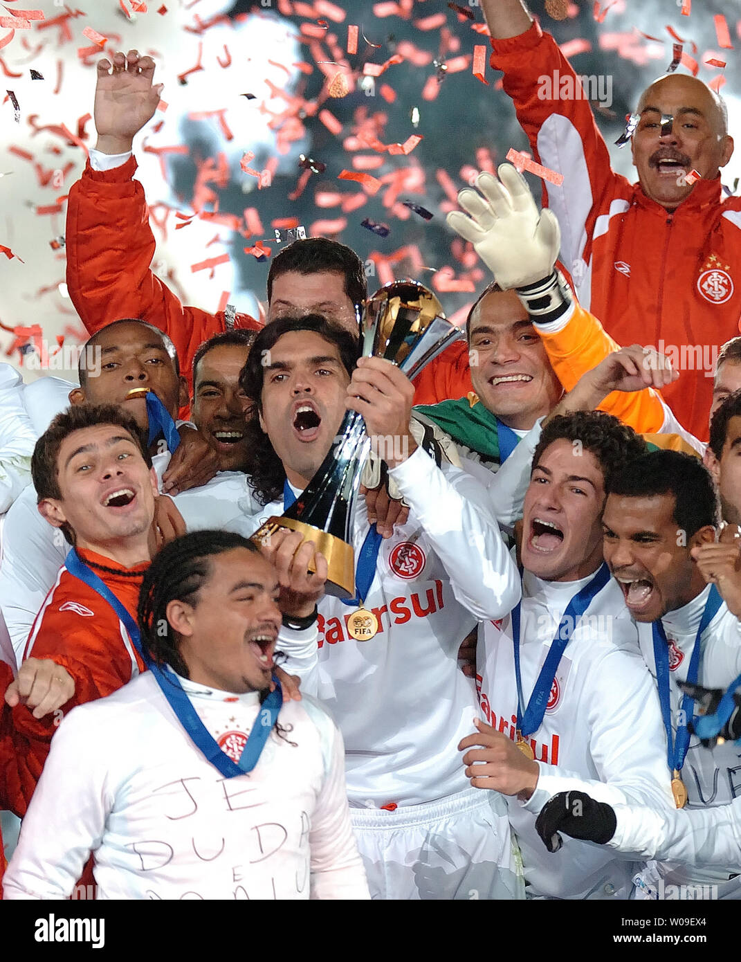 Fernandao (C, FW) of Brazil's SC International holds the
