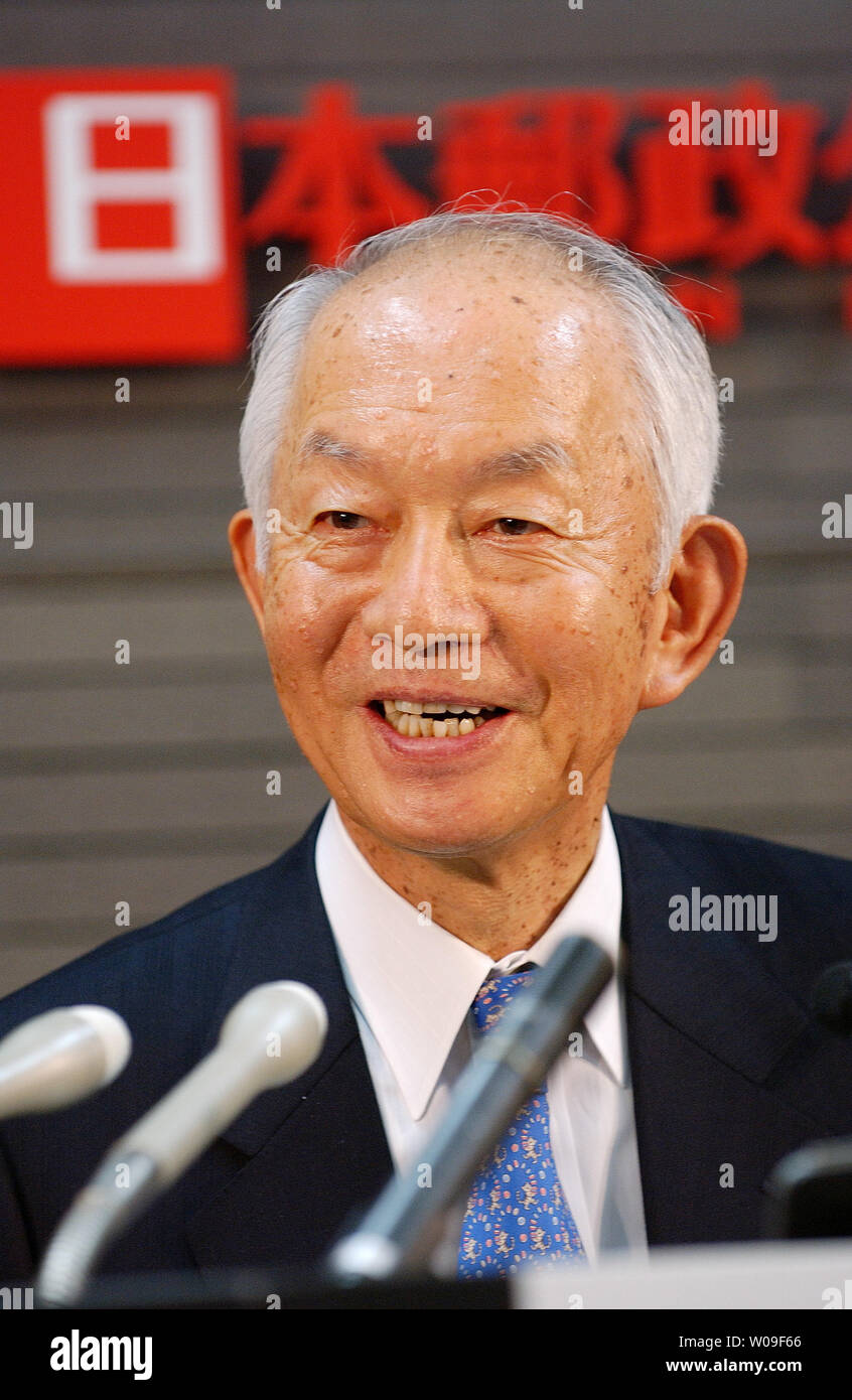 Yoshifumi Nishikawa (69), destined to the last president of Japan Post before its full-fledged privatization in in October, meets the press in Tokyo on April 2, 2007. The Japanese post office doubles as a savings bank and will be divided into four different entities when it goes private.  Nishikawa was the former president of Sumitomo Mitsui Banking Corporation between 2001 to 2005. (UPI Photo/Keizo Mori) Stock Photo