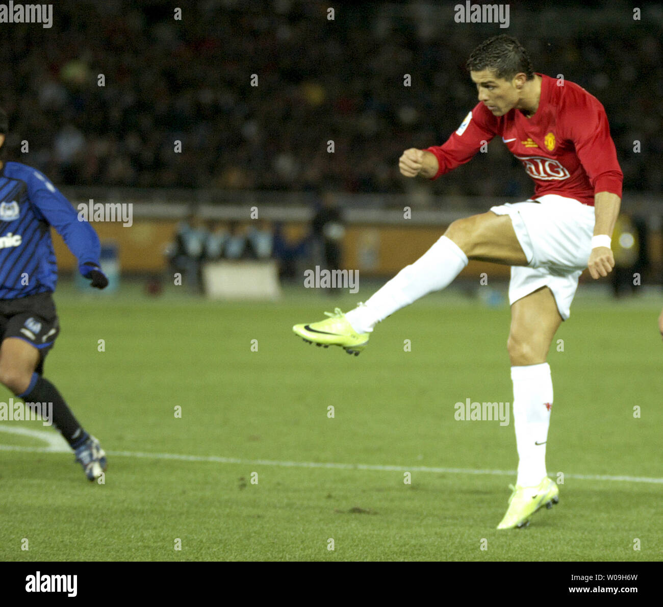 Cristiano Ronaldo of England's Manchester United, left, and