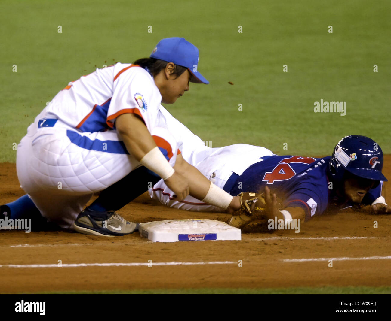 Chinese Taipei center fielder Che-hsuan Lin is picked off in the fourth inning against Korea during the first round of the World Baseball Classic in Tokyo on March 6, 2009. (UPI photo/Keizo Mori) Stock Photo