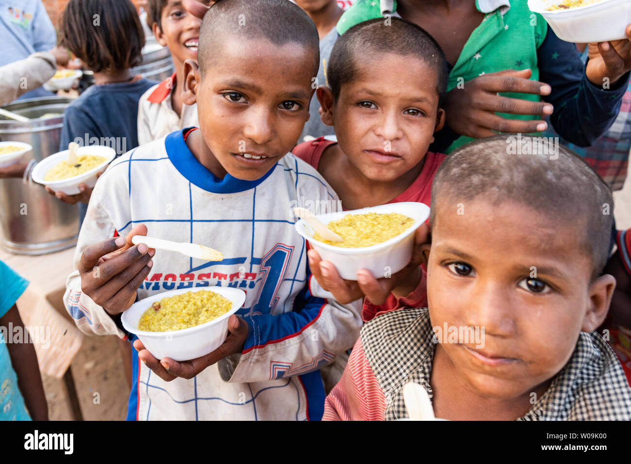 Poor children at a food distribution camp in New Delhi, India Stock ...
