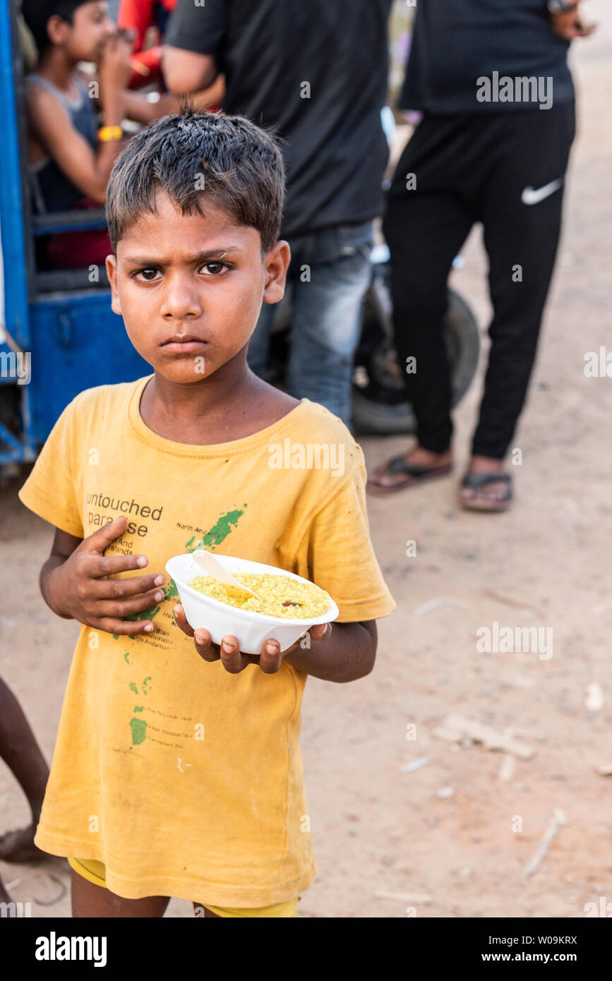 Poor children at a food distribution camp in New Delhi, India Stock ...