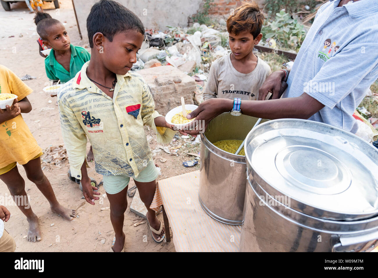 Poor children at a food distribution camp in New Delhi, India Stock ...