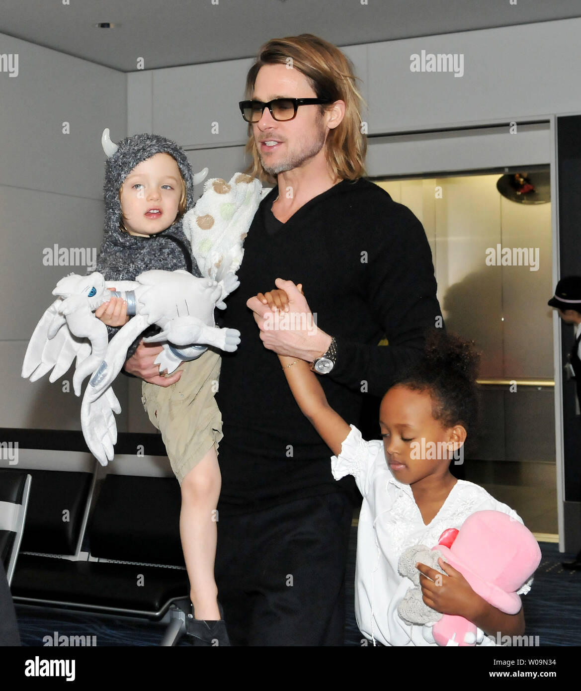 Brad pitt angelina jolie family hi-res stock photography and images - Page  2 - Alamy
