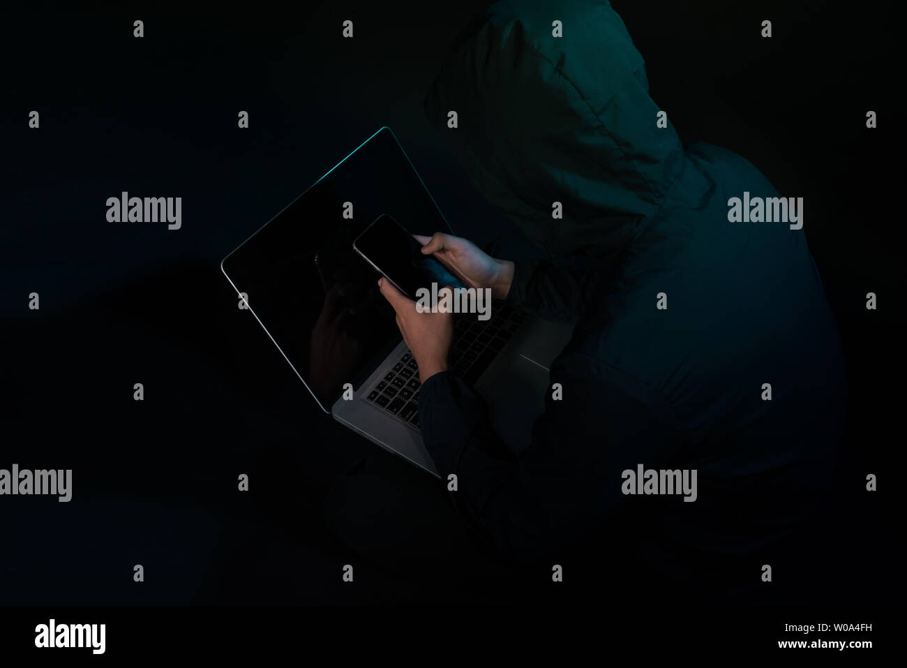 Thief hacking smartphone hi-res stock photography and images - Alamy