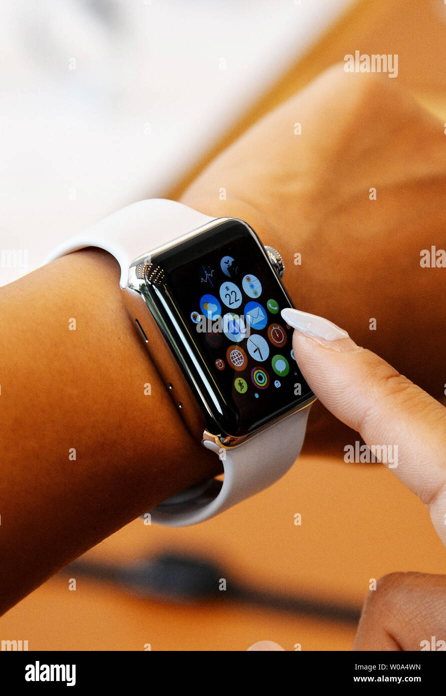 Apple watch series 3 hi res stock photography and images Alamy