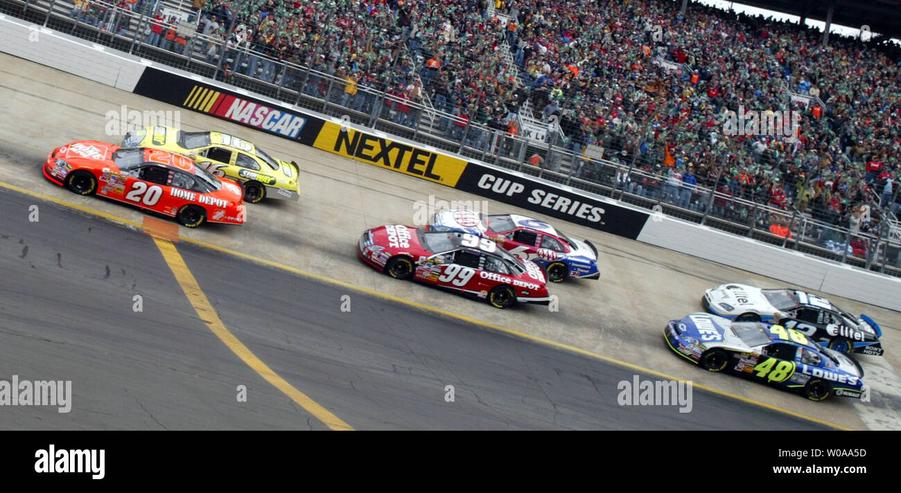 NASCAR driver Tony Stewart (20) leads the field on the first lap of the Food City 500 at the Bristol Motor Speedway in Bristol, TN on March 26, 2006. (UPI Photo/Nell Redmond) Stock Photo