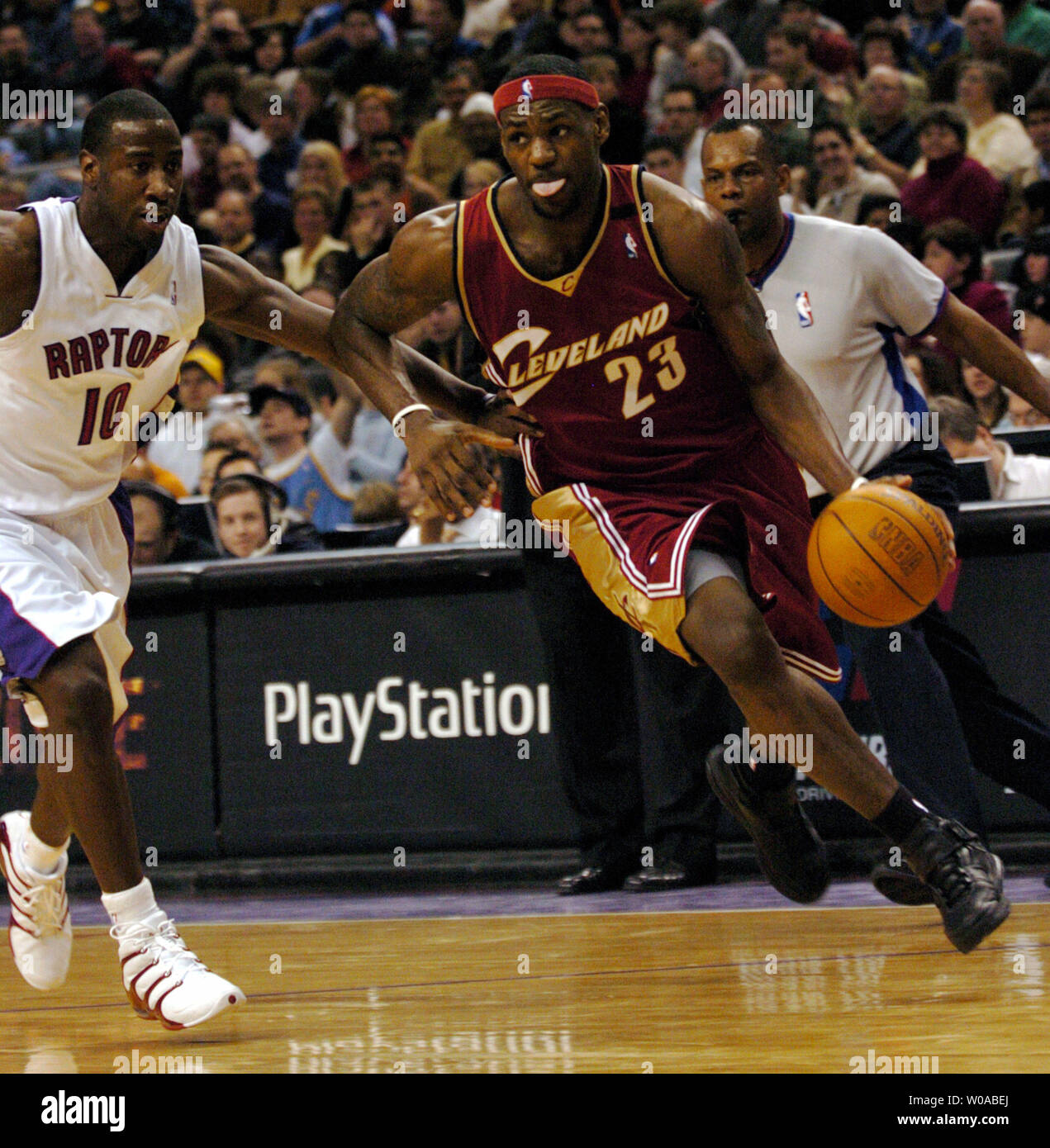 Cleveland Cavaliers LeBron James dribbles the ball around Toronto