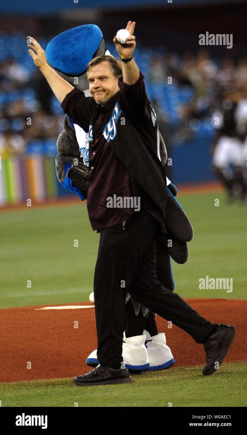 Singer Meatloaf waves to the crowd as he walks to the mound to throw out the ceremonial first pitch as the Toronto Blue Jays host the New York Yankees in the first game of a 3-game series at the Rogers Center in Toronto, Canada on September 18, 2006. The Yankees went on to defeat the Jays 7-6. (UPI Photo/Christine Chew) Stock Photo