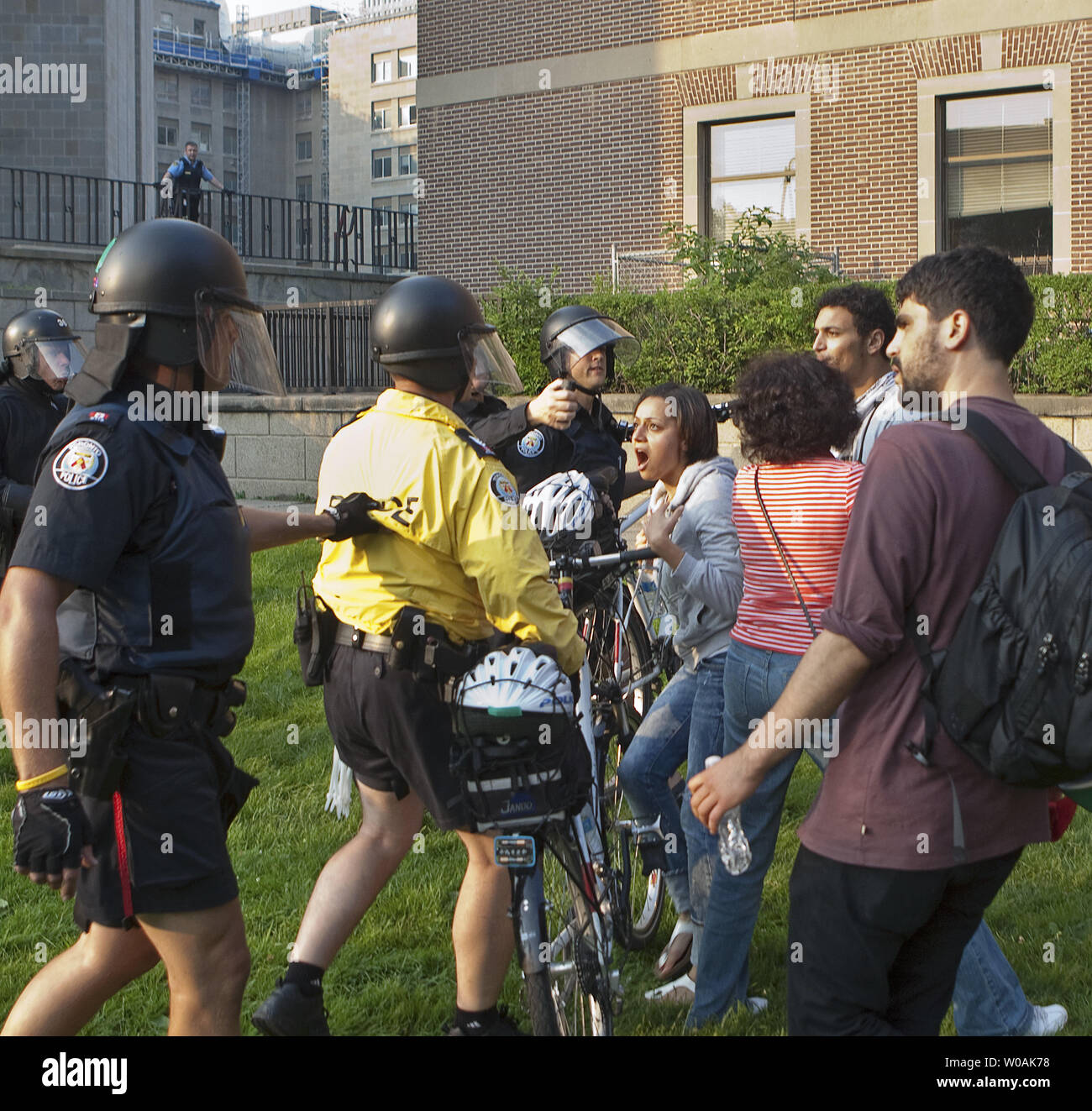 A mix of bystanders and protestors argue with riot police at the Queen ...