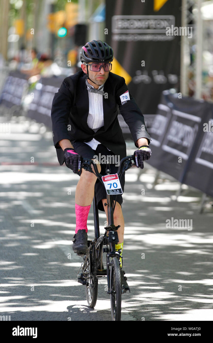 Folding bikes hi res stock photography and images Alamy
