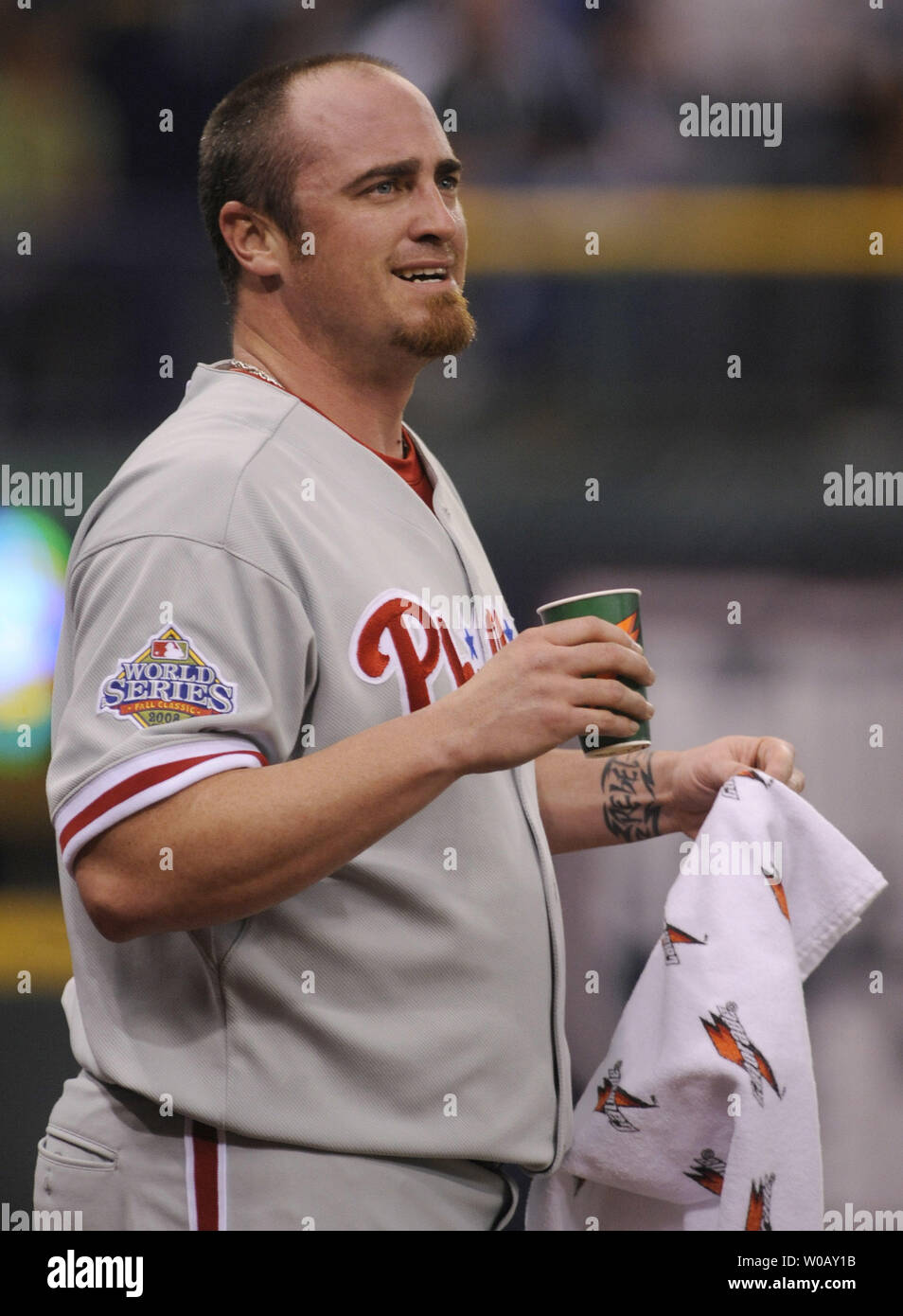Brett Myers Signed 8×10 Photo – Phillies 2008 World Series Trophy