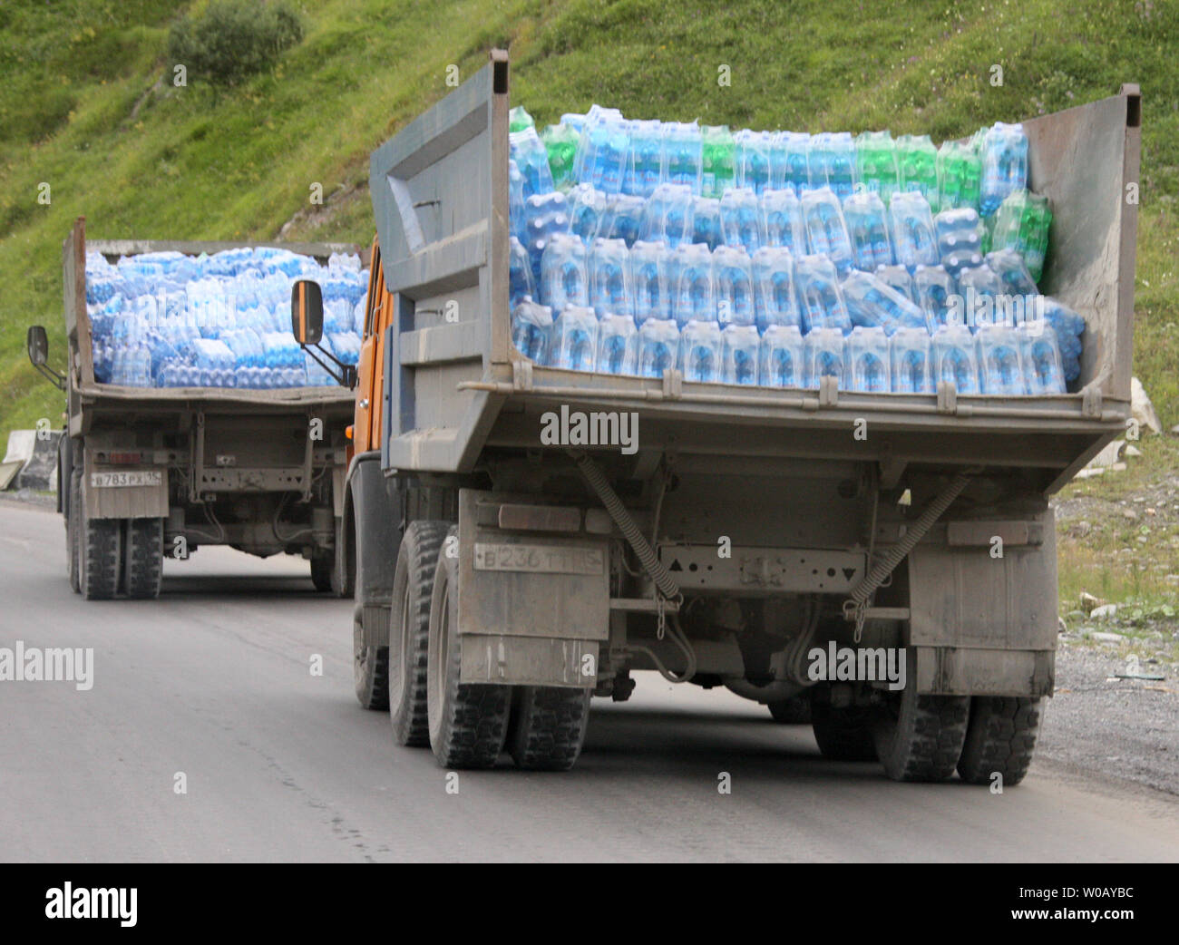 Грузовик с водой. Фура с водой. Фургон с водой. Грузовым воды.