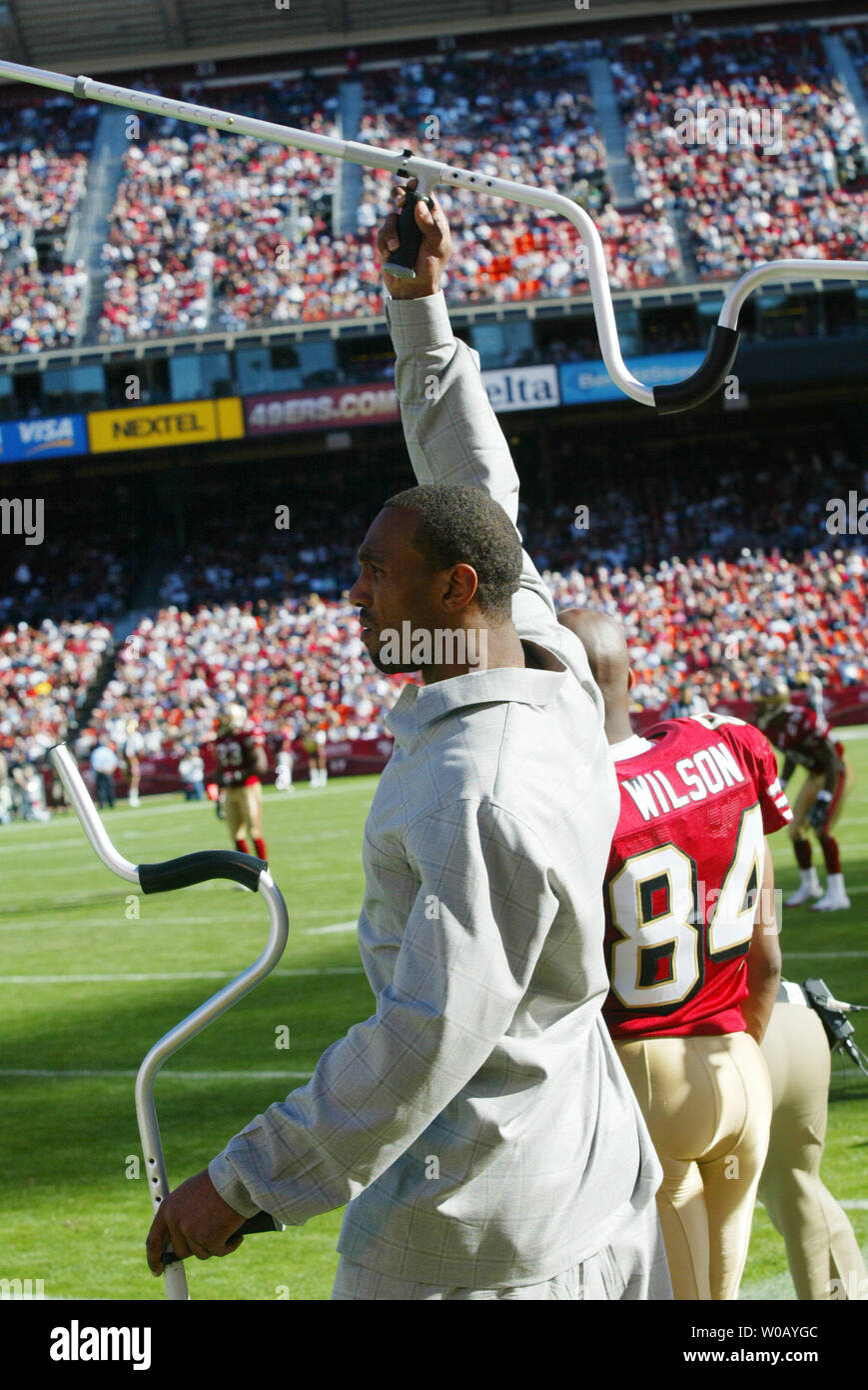 Phoenix Cardinals FB Obafemi Ayanbadejo is pursued by San