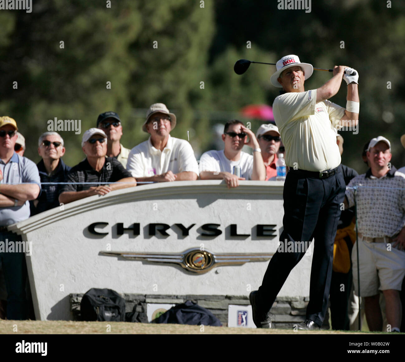 Kirk Triplett hits his tee shot on the 18th hole in the final round of the Chrysler Open in Tucson, Arizona February 26, 2006. Triplett won the tournament by one shot and started the day six shots off the lead.      (UPI Photo/Will Powers) Stock Photo