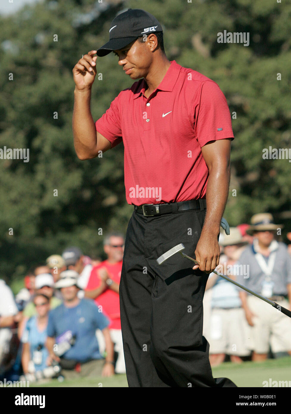 Tiger Woods tips his cap before making his final putt for victory on the eighteenth green during the final round of the 89th PGA Championship at Southern Hills Country Club in Tulsa, Oklahoma on August 12, 2007. Tiger Woods earned his 13th major winning the PGA with a eight under par 272.    (UPI Photo/Gary C. Caskey) Stock Photo
