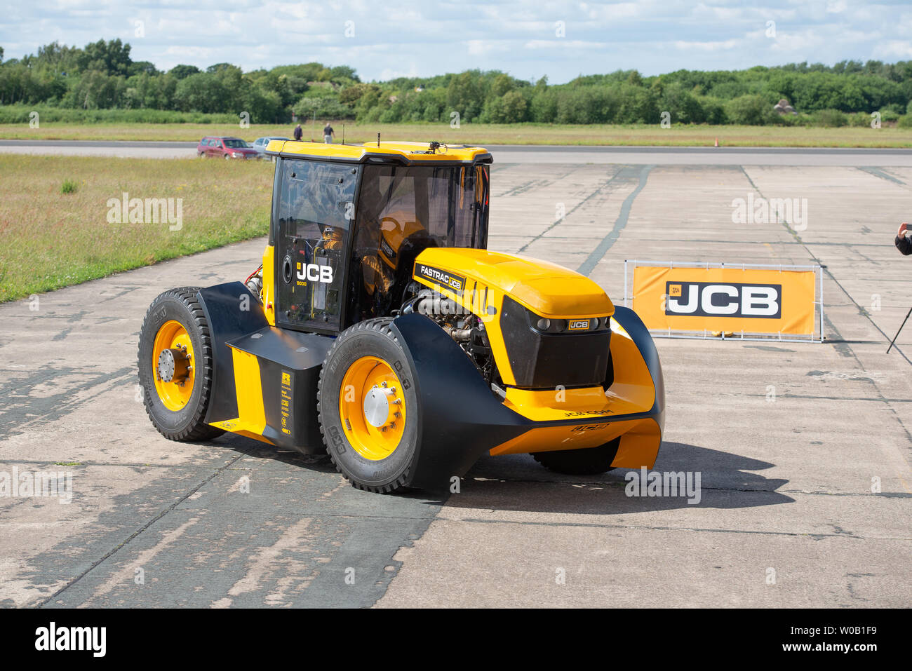JCB Agri-machinery manufactures making a new British speed record for a tractor of 103.6 mph, beating the previous 87.27 mph record set in March 2018 Stock Photo