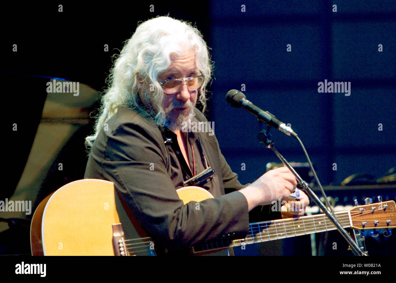 On tour, 57-year-old folk musician Arlo Guthrie the eldest son of Woody Guthrie performs to a packed house at Vancouver's University of British Columbia Chan Center Theater, April 19, 2005, the 40th anniversary of the song 'Alice's Restaurant.'   (UPI photo / Heinz Ruckemann ) Stock Photo